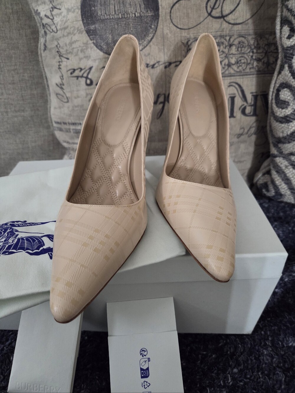 Burberry Dame Blush Nude Plaid Pointed-Toe Pumps